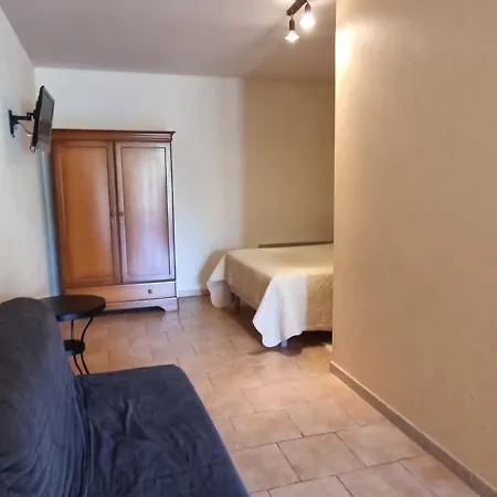 Отель Domaine De La Courbe & *