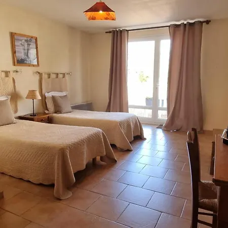 Hotel Domaine De La Courbe & *