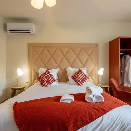 Отель Domaine De La Courbe & *