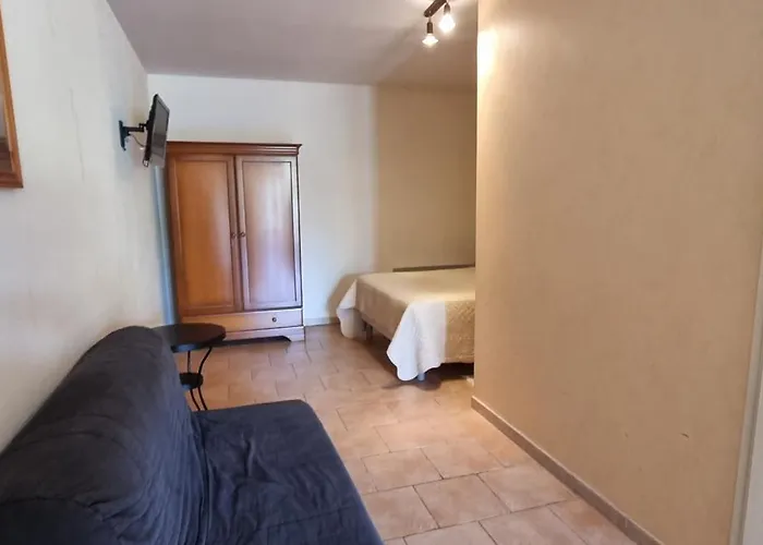 Hotel Domaine De La Courbe & *